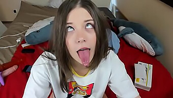 Ragazza Nerd Raggiunge Orgasmi Multipli Con Dildo E Pompino