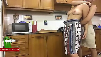 ¡pareja Caliente Se Involucra En Sexo En La Cocina Con Sexo Oral Y Juego Anal!