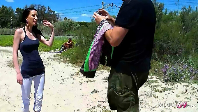 Tania Kiss Nyder Sit Første Anale Møde Med En Ældre Mand På En Offentlig Strand