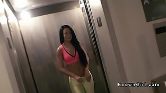 Video Pov De Una Pareja Follando Con Una Joven Morena En Una Habitación De Hotel