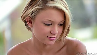 Due Stupende Bionde, Odette Delacroix E Dakota Skye, Si Concedono Un Piacere Lesbico Sensuale Sulla Piattaforma Webyoung. Guarda Queste Splendide Teenager Esplorare I Loro Desideri Sessuali In Questo Video Scintillante.