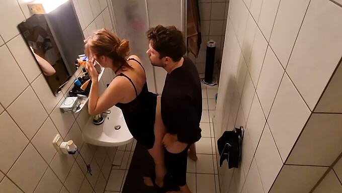 Genç Üvey Kızın Üvey Annesiyle Banyo Seksi Sırasında Yakından Görüşmesi