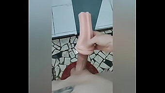 Uma Espiada Furtiva No Meu Brinquedo Sexual Tatuado