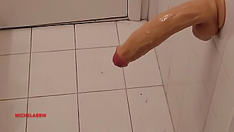 Ein Großer Schwanz Masturbiert Im Badezimmer Mit Einem Dildo