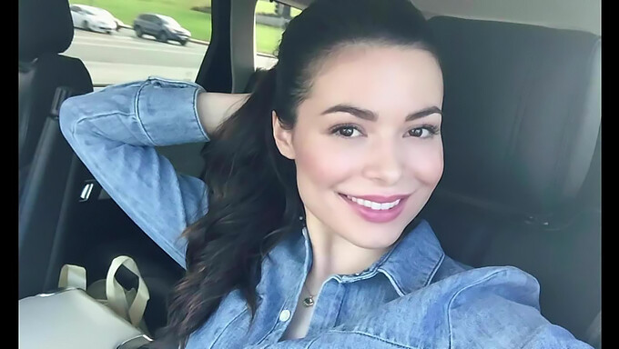 Η Χαριτωμένη Καστανή Miranda Cosgrove Κάνει Χειροκίνητο Στην Κάμερα