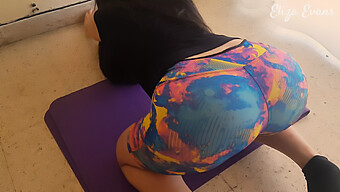 Eine Heiße Session Mit Einem Reifen Lehrer Vor Dem Yoga-Kurs