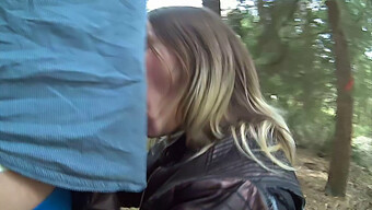 Barbaras Solo-Blowjob Im Wald