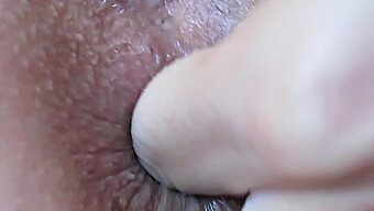 Extreme Close-Up Van Amateur Anaal Vingeren En Gapen