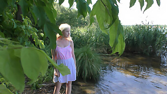 La Rencontre Sauvage D'Anna Mai Au Bord Du Lac