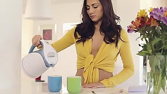 L'Incontro Caldo E Alimentato Dalla Caffeina Di Michaela Isizzu In Un Video Metart