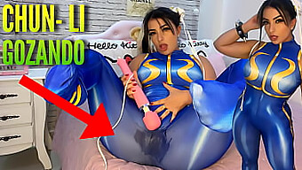 Chun Li Cosplayer Blir Intim Med Vibratoren Sin I Sensuell Anime-Video