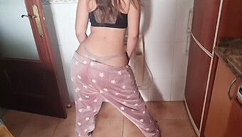 Adolescente Amadora Com Bunda Grande Fica Safada Na Webcam