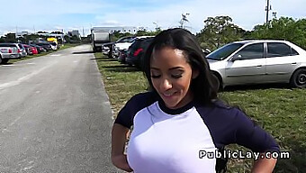 Vidéo Pov D'Une Petite Latina Se Faisant Baiser En Public