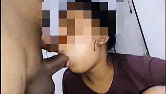 Remaja Sri Lanka Berambut Hitam Memberikan Blowjob Dan Menelan Air Mani