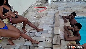 Pasangan Biseksual Berkongsi Keinginan Seksual Mereka Dalam Video Yang Panas