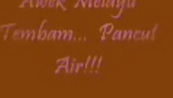 การแตกของผู้หญิงและการพ่นน้ําในเด็กสาวมาเลเซีย