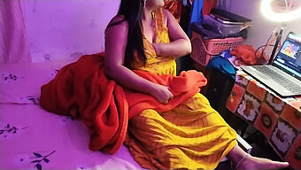 Desi Bhabhi Flitst Haar Tepels In Een Camshow