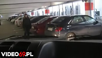 Adolescente Amateur Chupa En Un Coche En El Estacionamiento De Un Centro Comercial