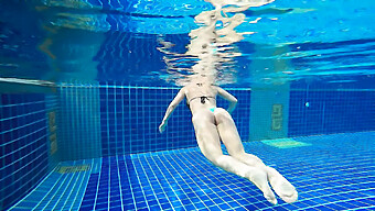 La Seduzione A Bordo Piscina Di Una Bellezza Bionda Porta A Un Orgasmo Esplosivo