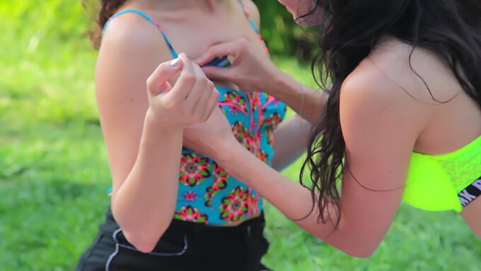 Hermosa Estudiante Universitaria En Pantimedias Y Sujetador En El Parque