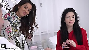 Darcia Lee Und Mia Evans Vergnügen Sich Zu Dritt Mit Ihrem Gut Bestückten Arbeitgeber Im Büro