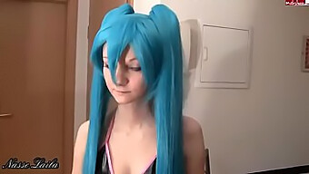 Miku Hatsune Cosplayer Får Hård Ansigtsbehandling I Tysk Sex Tape