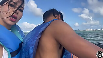 Peitos Grandes E Naturais De Lil D Balançam Em Um Jet Ski