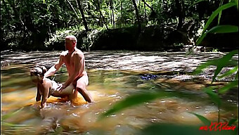 Et Amerikansk Par Har Utendørs Sex I Lake Houston-Parken.