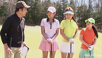 Adolescente Japoneze Se Răsfăț Într-Un Joc Oral În Timp Ce Joacă Golf