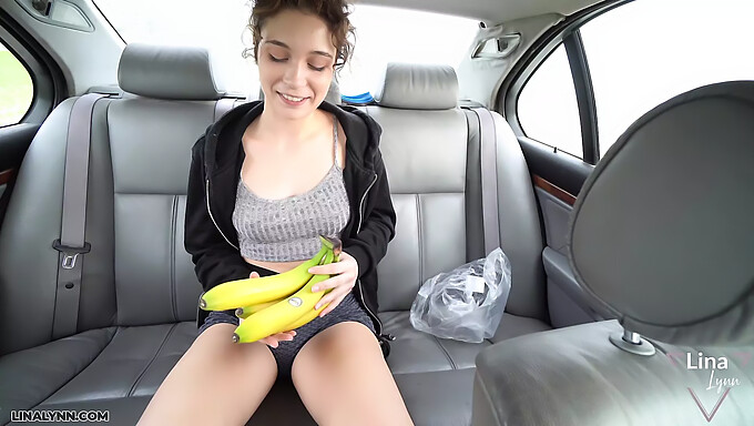 La Jeune Européenne Linalynn Se Fait Plaisir Avec Une Banane En Pov