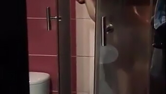 Une Brune Se Fait Mouiller Les Cheveux Et Baiser Dans Une Douche