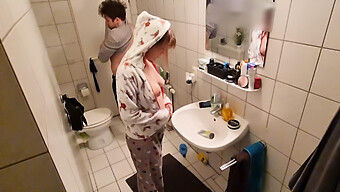 Amateur-Stiefschwester Wird Hart In Der Toilette In Den Arsch Gefickt