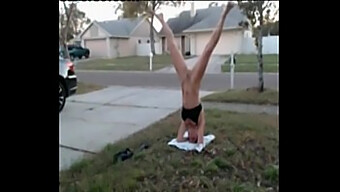 เด็กสาววัยรุ่น Cam'S Outdoor Nude Headstand Performance