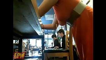 Rothaarige Schönheit Gibt Sich In Einem Café Über Webcam Einem Solospiel Hin - Schau Es Dir Auf Erickdarkebadass.Com An