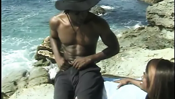 Afrikaanse Vrouwen Verkennen Hun Verlangens Op Het Strand.