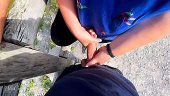 Một Cô Gái Đức Trẻ Tuổi Gọi Điện Thoại Thân Mật Trong Khi Cho Một Buổi Handjob Công Cộng Bên Hồ.