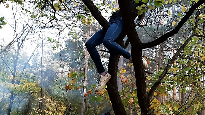 Adolescente Se Sube Al Árbol Para Una Masturbación Pública Oculta