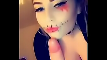 Le Sexcapade D'Halloween Épicé D'Amelia Skye: Une Jeune Amatrice Se Fait Asseoir Sur Le Visage Et Baise Sa Chatte