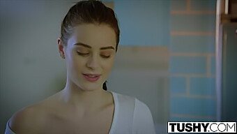 Lana Rhoades'In Sert Yüz Sikişi Ve Yüzüne Boşalma Ile Iç Çamaşırındaki Ilk Anal Deneyimi