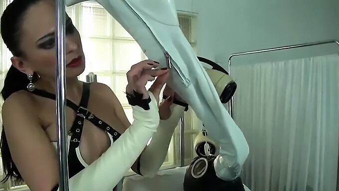 ¡experimenta La Emoción Del Breathplay Con Un Hermoso Femdom Vestido De Látex!