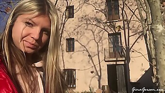 Aventura Al Aire Libre De Una Jovencita Rubia Adolescente En España