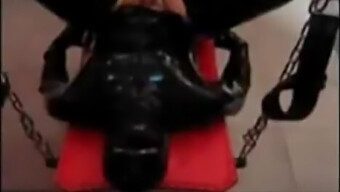 La Ama Del Bdsm Domina A Su Esclavo Vestido De Látex Con Un Strapon