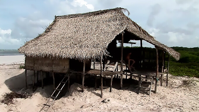 Štirje Čudni Pari Se Ukvarjajo S Seksom Na Prostem V Skriti Hiši Na Plaži