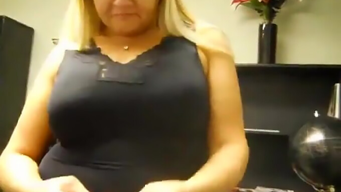 Una Madura Rubia Milf Revela Sus Grandes Tetas Naturales En La Webcam