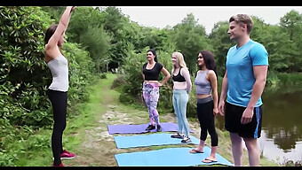 Sessão De Yoga Leva A Uma Excitação Inesperada