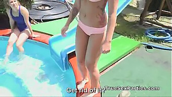 Sexe De Groupe En Plein Air Avec Des Modèles De Bikini Pour Adolescents