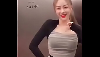 Les Vidéos Tiktok Les Plus Chaudes De Meng Xiaomei: Vol.10 Mettant En Vedette Des Beautés Sexy Qui Dansent Et Orgasment