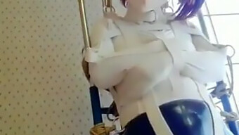 Una Cosplayer Japonesa En Un Animal Usa Un Vibrador Para Su Placer